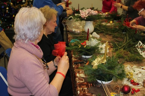 Warsztaty florystyczne dla seniorów - stroik świąteczny
