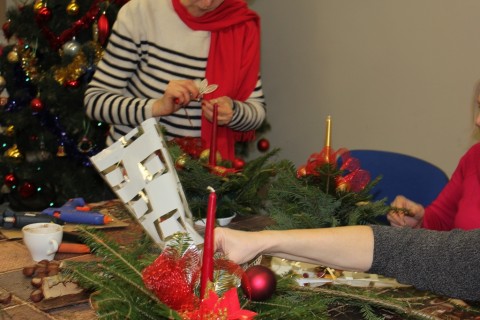 Warsztaty florystyczne dla seniorów - stroik świąteczny