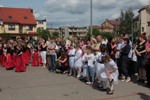 Festyn rodzinny na placu przed Kościołem NMP Królowej Rodzin