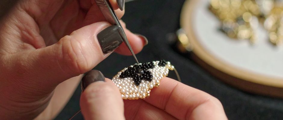 Warsztaty tworzenia biżuterii - broszka w technice haftu koralikowego 