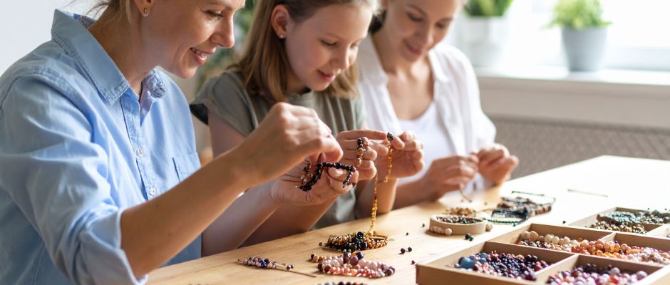 Warsztaty dla mamy i córki - tworzenie bransoletek z koralików...