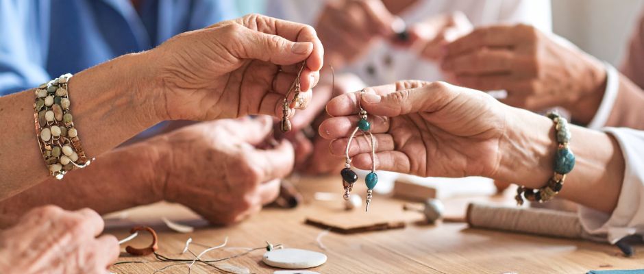 Warsztaty kreatywne dla seniorów - Biżuteria z modeliny i sznurka