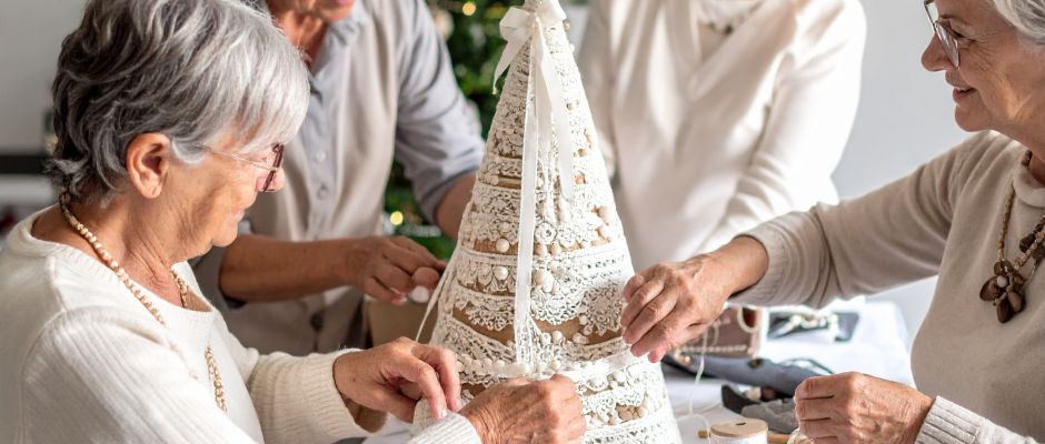 Warsztaty kreatywne dla seniorów - choinka z brystolu i koronki