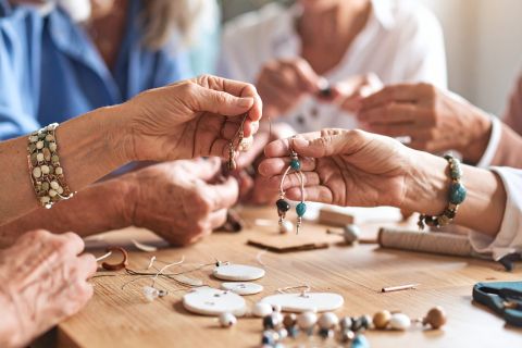 Warsztaty kreatywne dla seniorów - Biżuteria z modeliny i sznurka