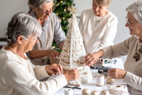 Warsztaty kreatywne dla seniorów - choinka z brystolu i koronki