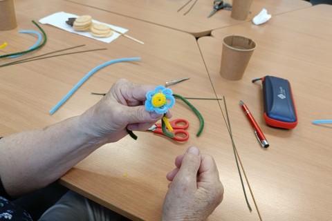 Warsztaty kreatywne dla seniorów - Kwiaty z drucików kreatywnych