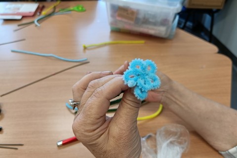 Warsztaty kreatywne dla seniorów - Kwiaty z drucików kreatywnych