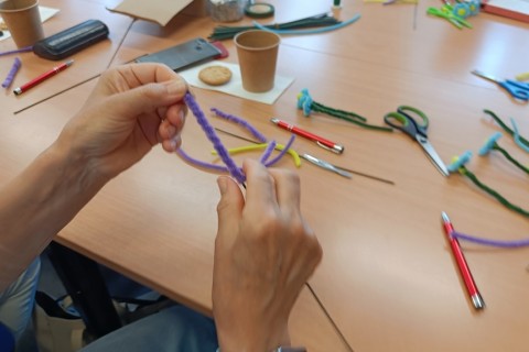 Warsztaty kreatywne dla seniorów - Kwiaty z drucików kreatywnych