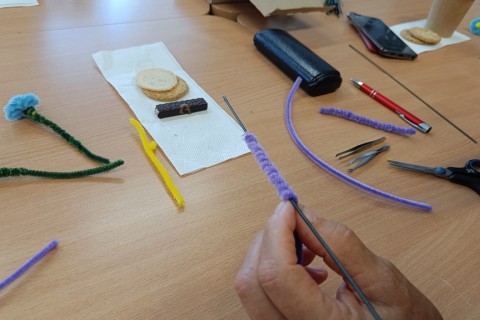 Warsztaty kreatywne dla seniorów - Kwiaty z drucików kreatywnych