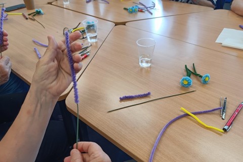 Warsztaty kreatywne dla seniorów - Kwiaty z drucików kreatywnych