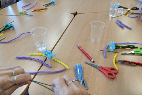 Warsztaty kreatywne dla seniorów - Kwiaty z drucików kreatywnych