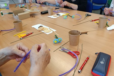 Warsztaty kreatywne dla seniorów - Kwiaty z drucików kreatywnych