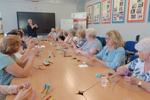 Warsztaty kreatywne dla seniorów - Kwiaty z drucików kreatywnych