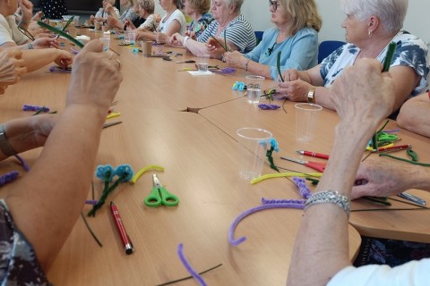 Warsztaty kreatywne dla seniorów - Kwiaty z drucików kreatywnych