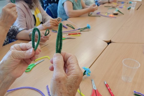 Warsztaty kreatywne dla seniorów - Kwiaty z drucików kreatywnych