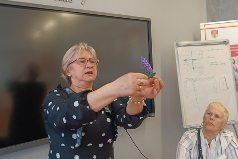 Warsztaty kreatywne dla seniorów - Kwiaty z drucików kreatywnych