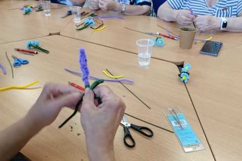 Warsztaty kreatywne dla seniorów - Kwiaty z drucików kreatywnych