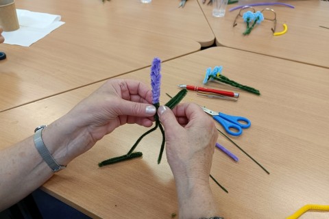 Warsztaty kreatywne dla seniorów - Kwiaty z drucików kreatywnych