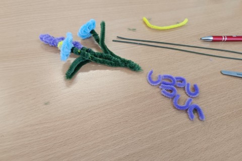 Warsztaty kreatywne dla seniorów - Kwiaty z drucików kreatywnych