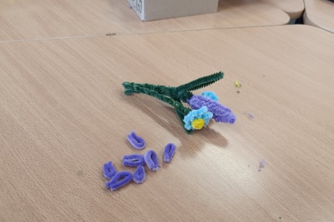 Warsztaty kreatywne dla seniorów - Kwiaty z drucików kreatywnych