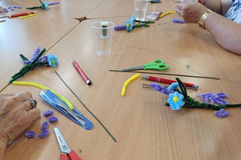 Warsztaty kreatywne dla seniorów - Kwiaty z drucików kreatywnych