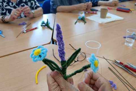 Warsztaty kreatywne dla seniorów - Kwiaty z drucików kreatywnych