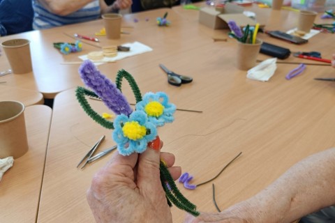 Warsztaty kreatywne dla seniorów - Kwiaty z drucików kreatywnych