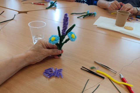 Warsztaty kreatywne dla seniorów - Kwiaty z drucików kreatywnych