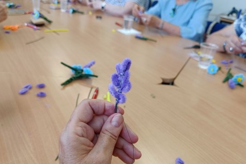 Warsztaty kreatywne dla seniorów - Kwiaty z drucików kreatywnych