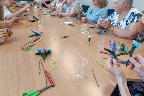 Warsztaty kreatywne dla seniorów - Kwiaty z drucików kreatywnych