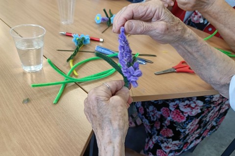 Warsztaty kreatywne dla seniorów - Kwiaty z drucików kreatywnych