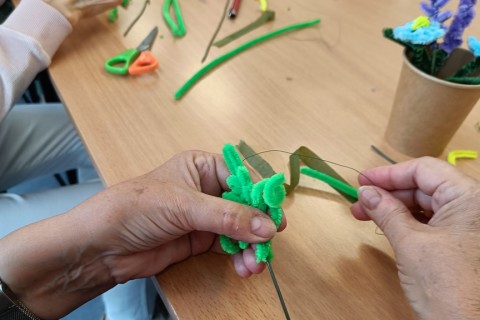 Warsztaty kreatywne dla seniorów - Kwiaty z drucików kreatywnych