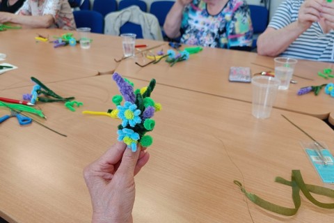 Warsztaty kreatywne dla seniorów - Kwiaty z drucików kreatywnych