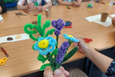 Warsztaty kreatywne dla seniorów - Kwiaty z drucików kreatywnych