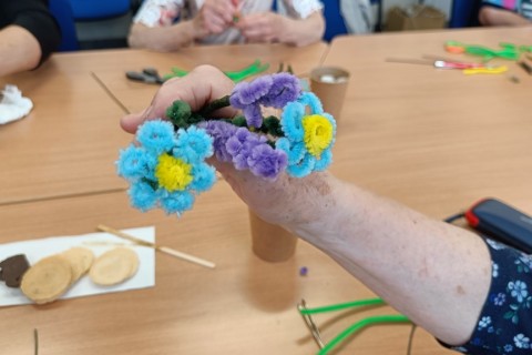 Warsztaty kreatywne dla seniorów - Kwiaty z drucików kreatywnych
