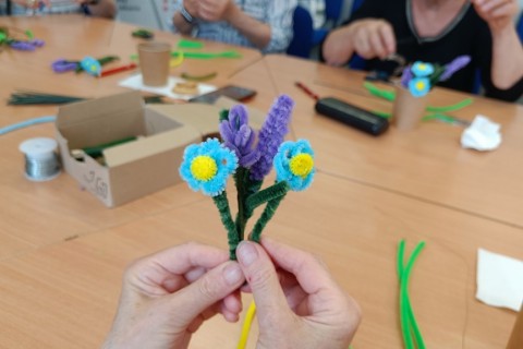 Warsztaty kreatywne dla seniorów - Kwiaty z drucików kreatywnych