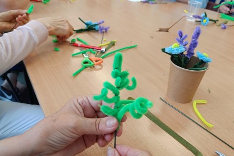 Warsztaty kreatywne dla seniorów - Kwiaty z drucików kreatywnych