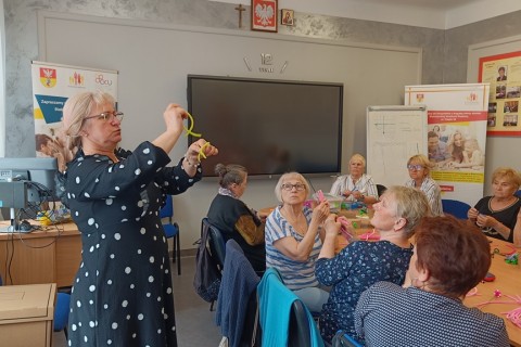 Warsztaty kreatywne dla seniorów - Kwiaty z drucików kreatywnych