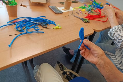 Warsztaty kreatywne dla seniorów - Kwiaty z drucików kreatywnych