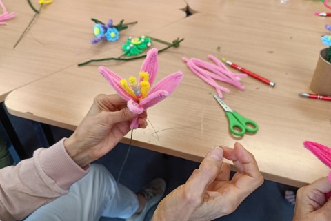 Warsztaty kreatywne dla seniorów - Kwiaty z drucików kreatywnych