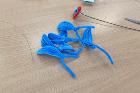 Warsztaty kreatywne dla seniorów - Kwiaty z drucików kreatywnych