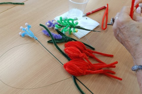 Warsztaty kreatywne dla seniorów - Kwiaty z drucików kreatywnych