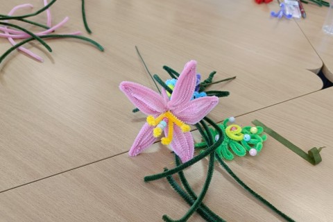 Warsztaty kreatywne dla seniorów - Kwiaty z drucików kreatywnych