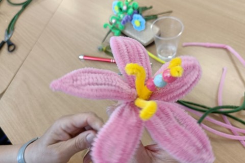 Warsztaty kreatywne dla seniorów - Kwiaty z drucików kreatywnych