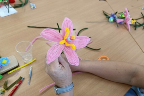 Warsztaty kreatywne dla seniorów - Kwiaty z drucików kreatywnych