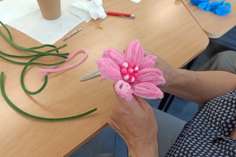 Warsztaty kreatywne dla seniorów - Kwiaty z drucików kreatywnych