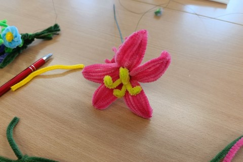 Warsztaty kreatywne dla seniorów - Kwiaty z drucików kreatywnych