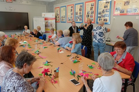 Warsztaty kreatywne dla seniorów - Kwiaty z drucików kreatywnych