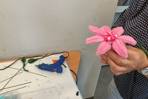 Warsztaty kreatywne dla seniorów - Kwiaty z drucików kreatywnych