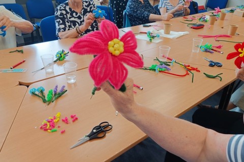 Warsztaty kreatywne dla seniorów - Kwiaty z drucików kreatywnych